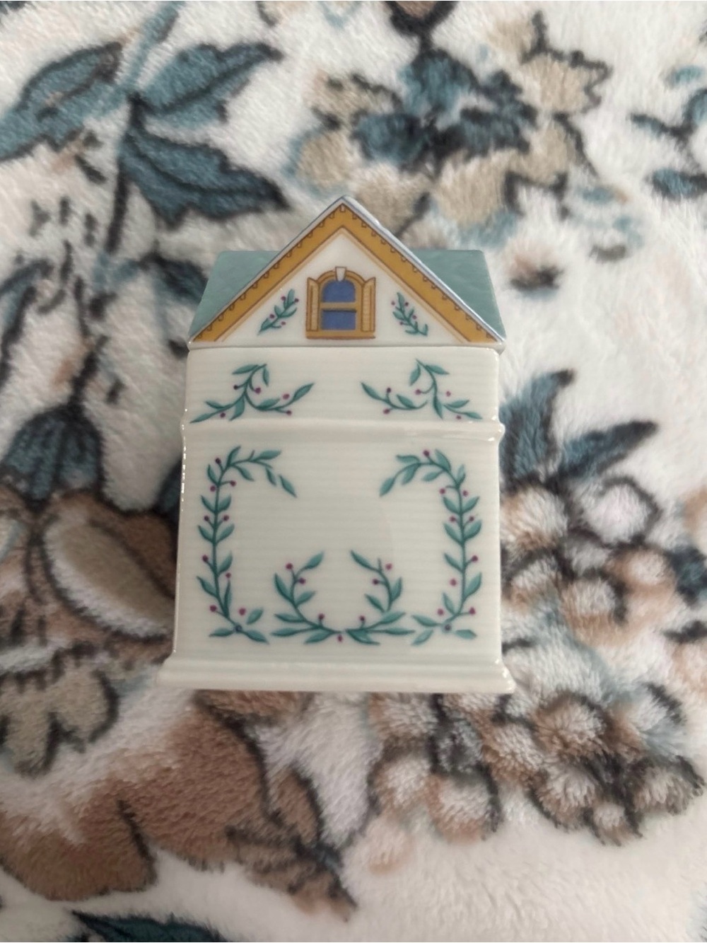 Lenox 1989 Porcelain Bay Spice House in Seafoam and White - Picture 3 of 9